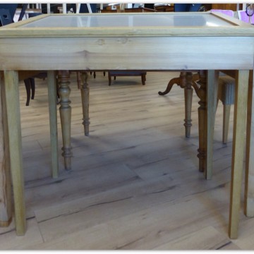 Tisch mit Glaseinsatz