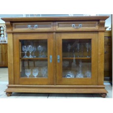 Kommode mit Glasfüllungen