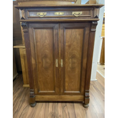 Vertiko teilrestauriert